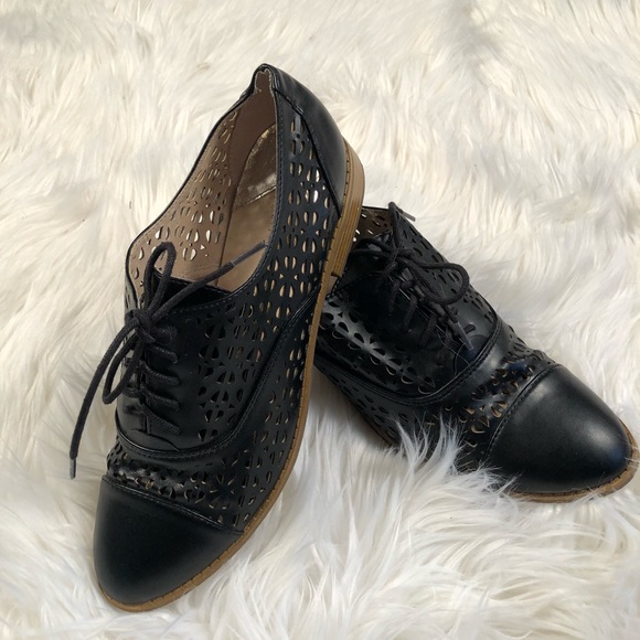 Steve Madden Shoes - Sam & Libby Black perforated Cap Toe Oxford Flats
